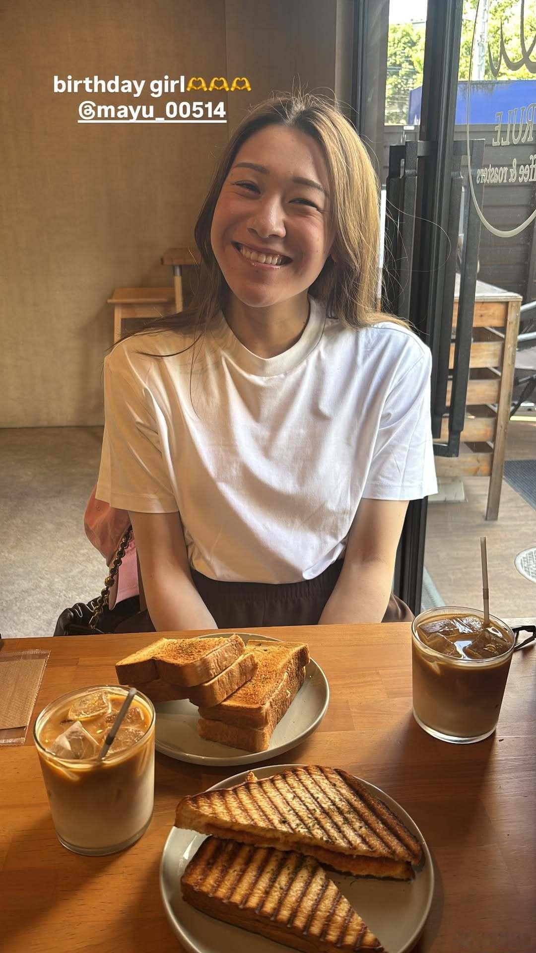 国际排坛动态日本女排今天是石川真佑的26岁生日，好闺蜜岩泽实育陪着庆生 
