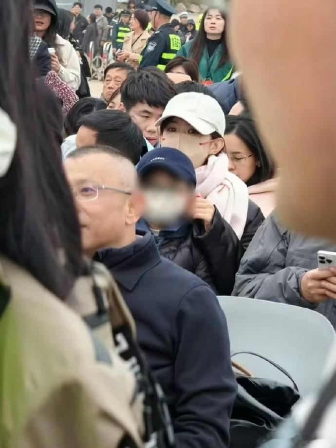 偶遇赵丽颖看烟花秀  烟花秀偶遇赵丽颖  网友烟花秀偶遇赵丽颖 