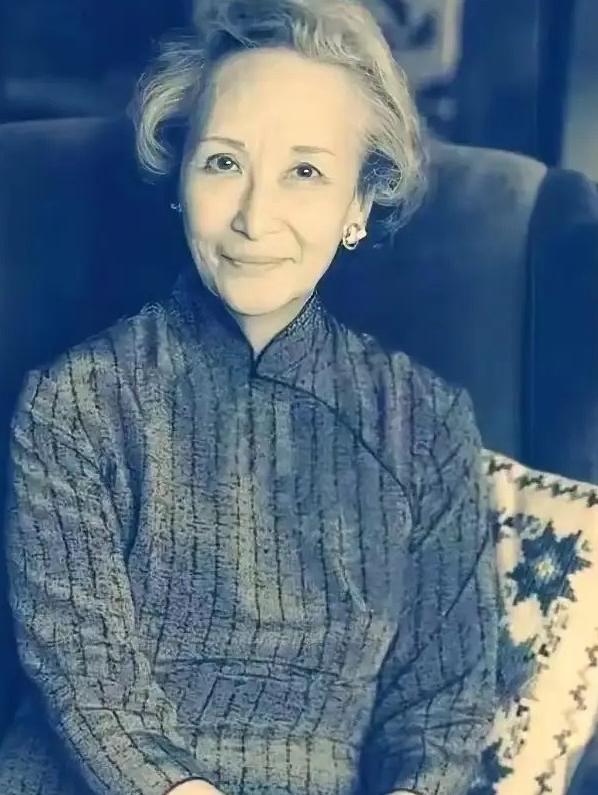 [微风]1973年，58岁的郑念拒绝出狱，她需要一个道歉。突然，暴跳如雷的监狱长