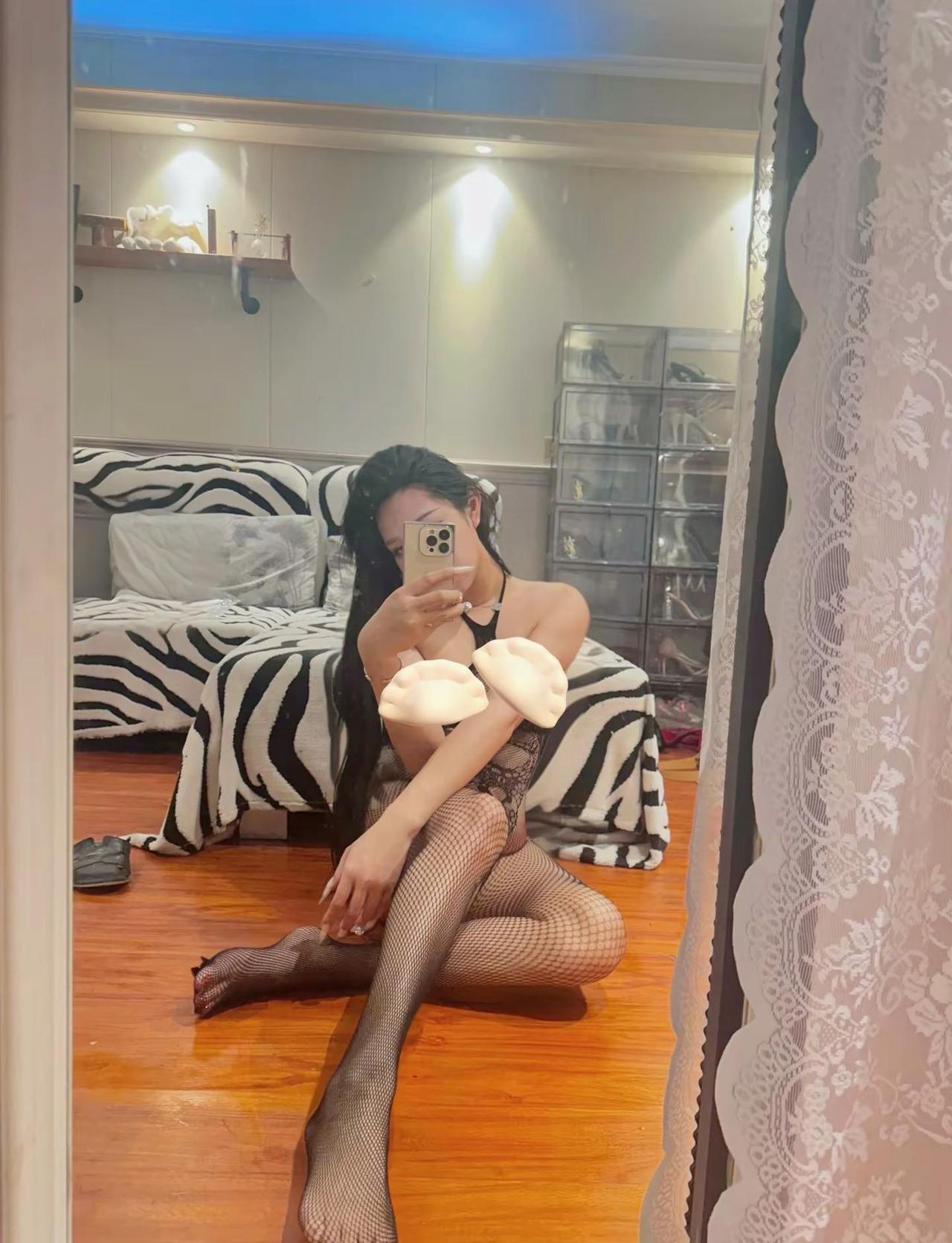 穿出长腿美感 卧室御姐风 居家对镜拍 日常居家ootd 居家ootd穿搭