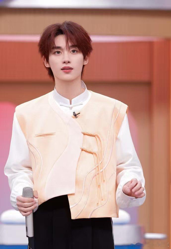 荧光黄战袍+炸裂卡点！丁程鑫《Low》舞台我看了一遍又一遍🔄丁程鑫cha了Lo