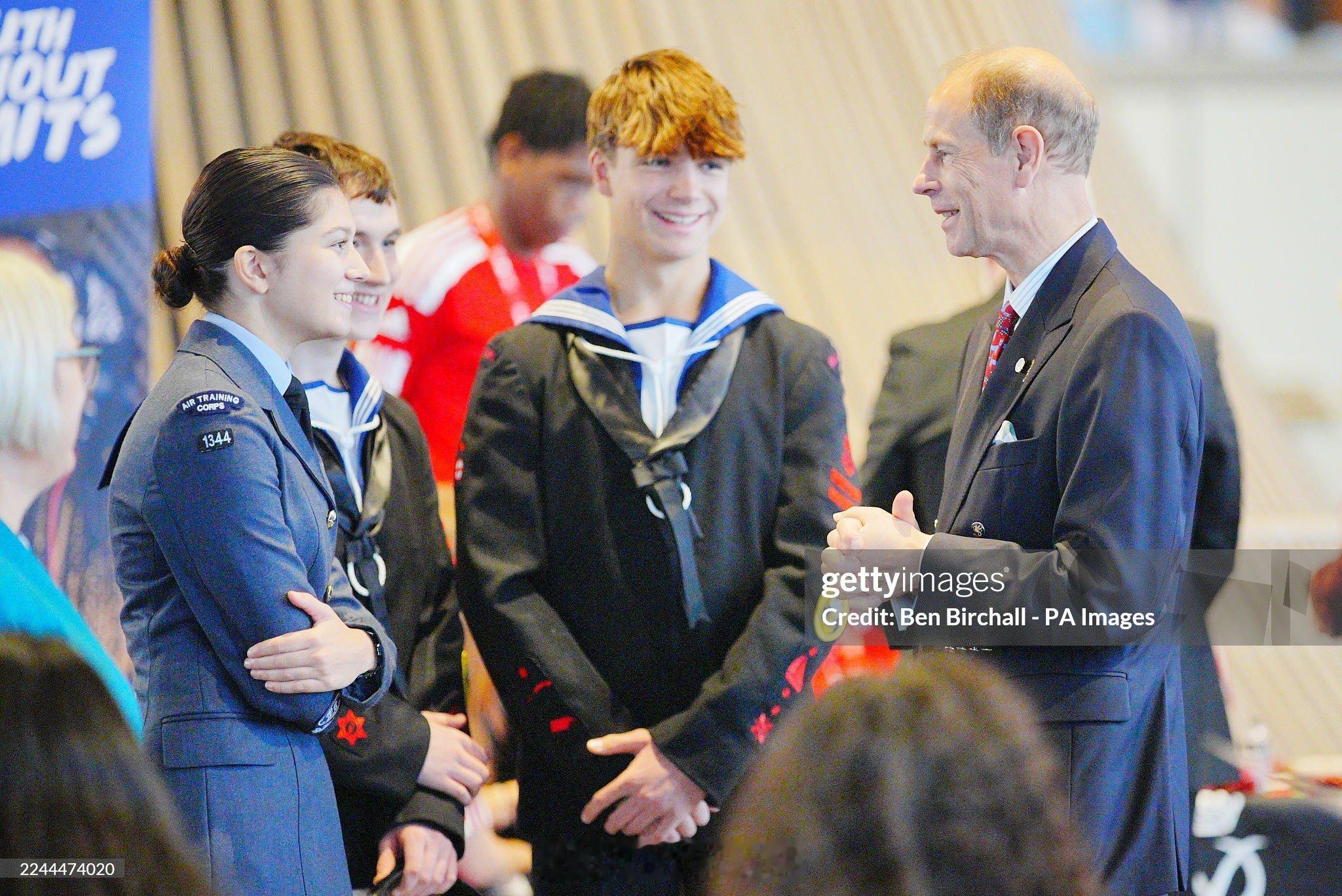 英国王室[超话]  与此同时，爱丁堡公爵爱德华王子今天在威尔士卡迪夫与参与爱丁堡