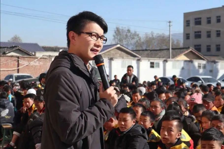 #我散发着浓浓不挣钱的气息#汪星宇相当的优秀了，对于不挣钱也是很淡定，而且一直脚