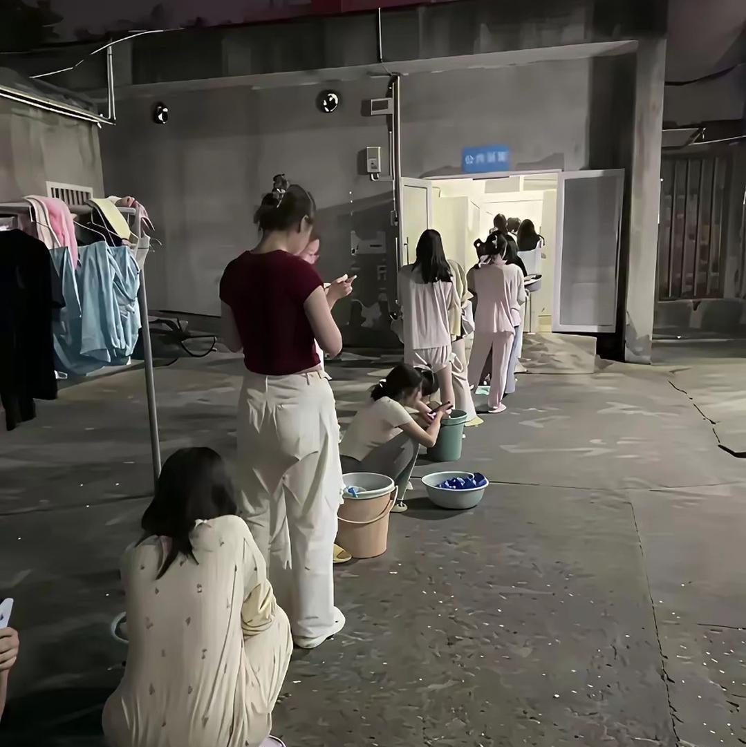 打工不易，每一份努力都值得尊重
 
看到这一幕，心里不由得感慨，打工真的没有想象