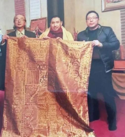 2005年，一件旧袈裟在北京拍卖，却无人问津，一男子觉得蹊跷，花9万买下。回家后