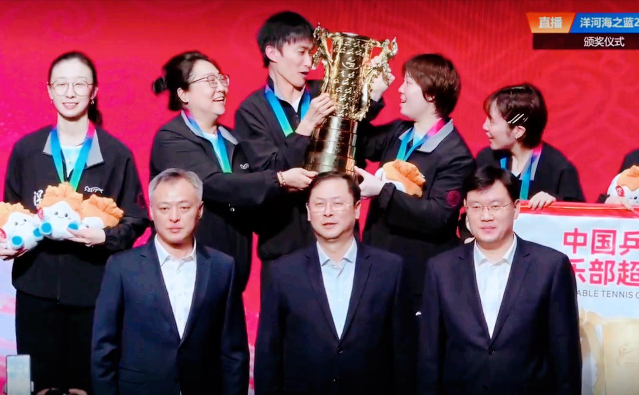 冠军颁奖发生小意外！

怪不得孙颖莎每次都不愿意捧杯？
看得出，
这奖杯很重呀，