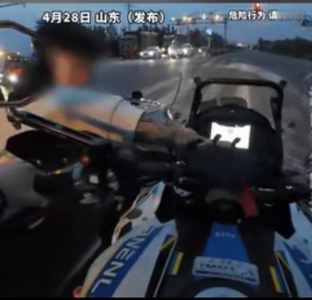 真刷到个离谱事！山东一路口摩托车主乖乖等红灯，啥也没干，突然被旁边轿车的纹身男一