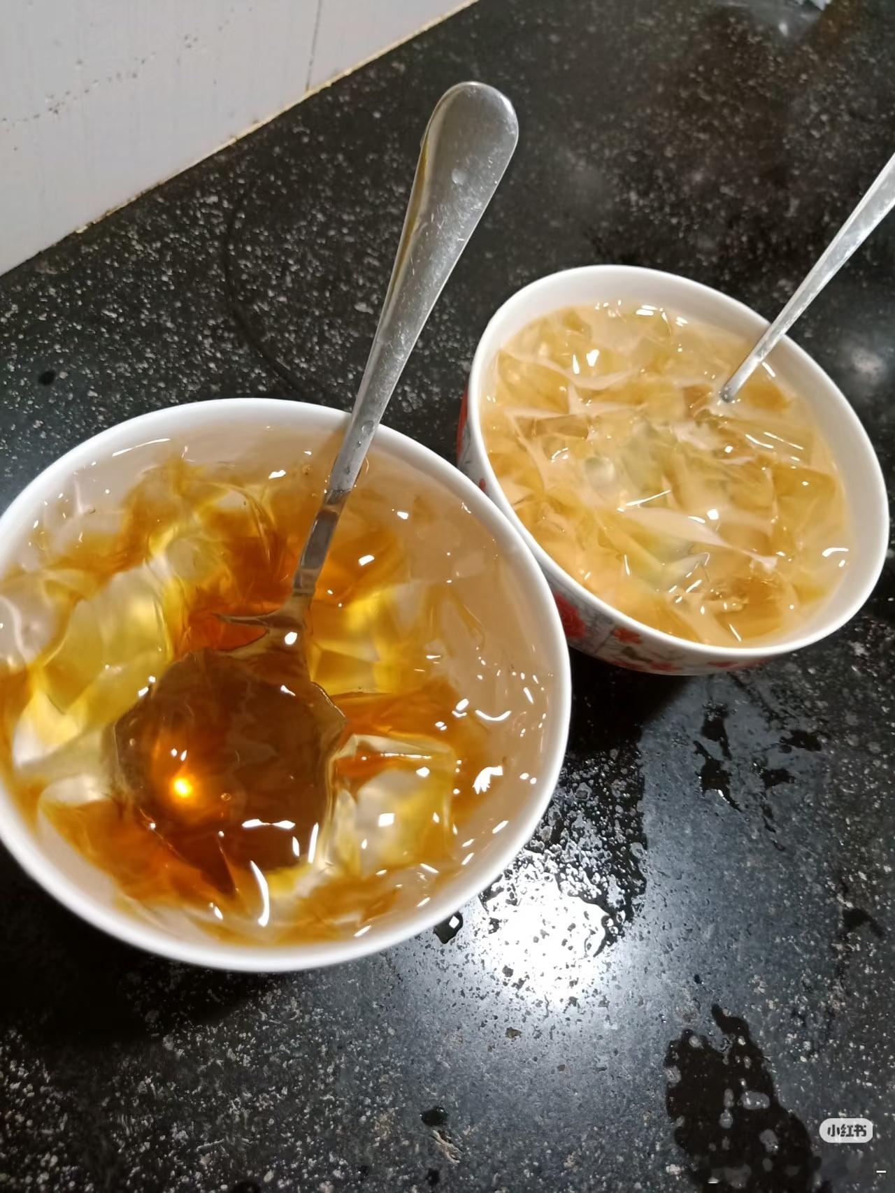 消夏美食 暑气燥热全靠美食治愈！冰爽凉粉淋满酸甜料汁，搭配酥脆炸物，一口清凉下肚