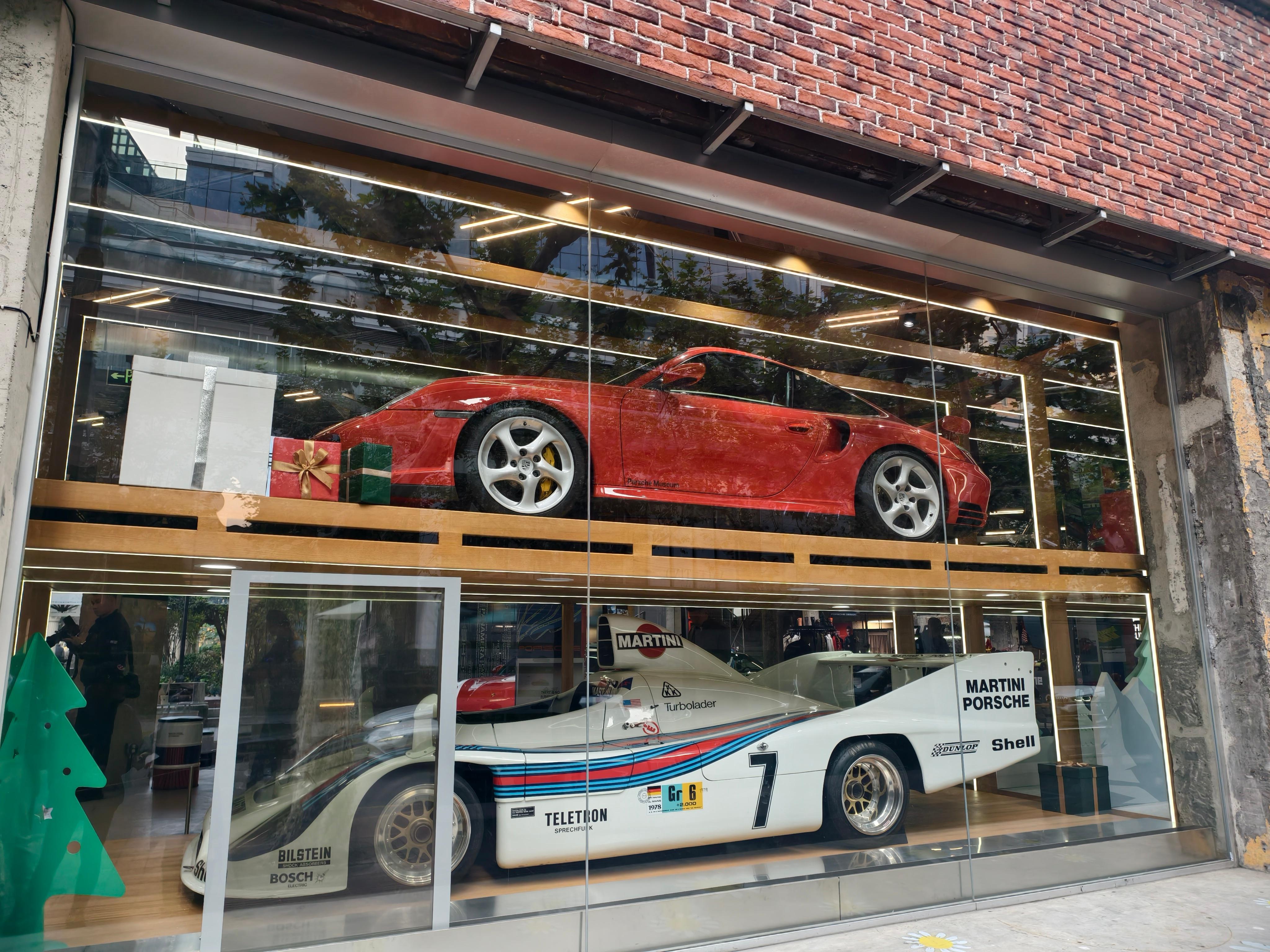 早上来看点赏心悦目的来打卡保时捷首家品牌快闪空间！在上海最热闹的淮海中路上！虽然