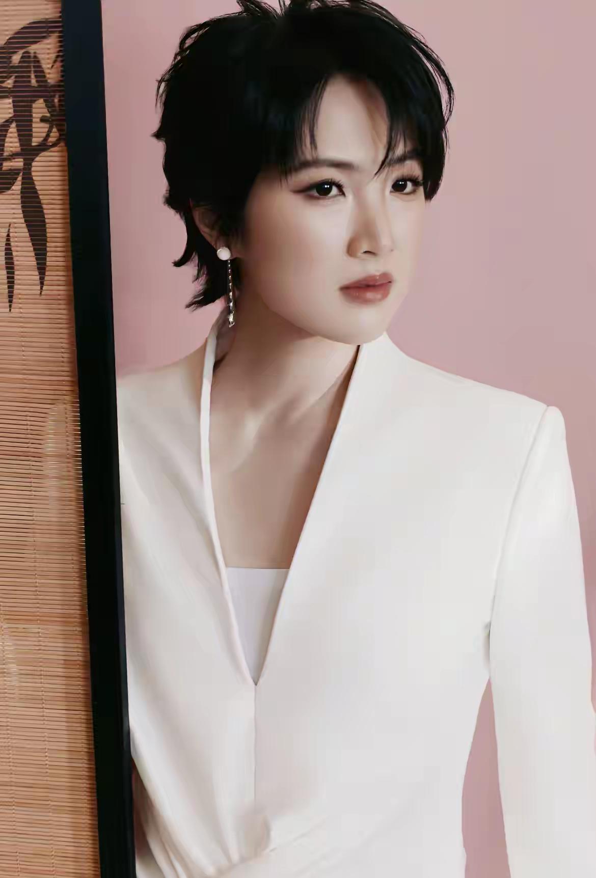 张凌赫本名张家玮，我一点都不意外；宋祖儿本名孙凡清，听着也不觉得稀奇。毕竟娱乐圈