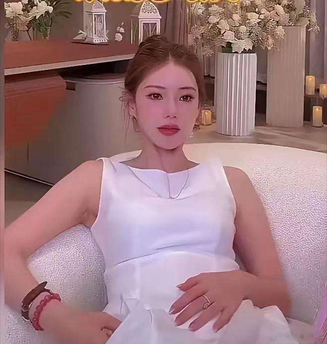 马筱梅这样的肚子，难免会让人联想到怀孕了，她在直播间，为了推广麻六记产品，都是实