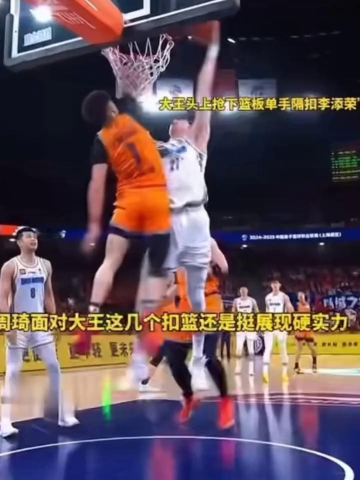 算是民族的投篮，还是没有，但是前场篮板球手起拿下来。这个球虽然李天荣很努力，周琦