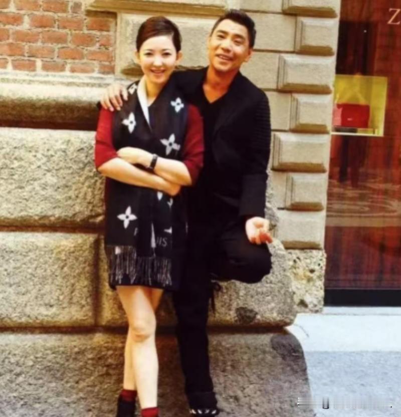 1989年，22岁的歌手屠洪刚在美国演出时，遇到了年仅19岁的中美混血美女黛西，