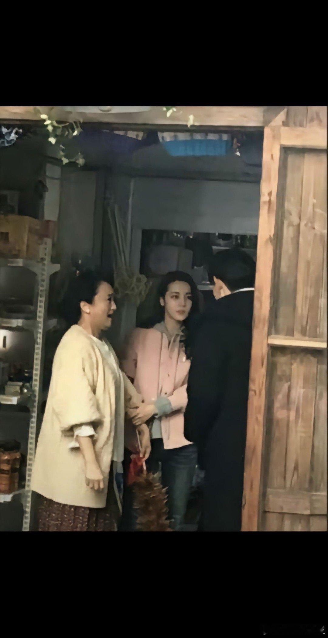 迪丽热巴飙高音  迪丽热巴[超话]  迪丽热巴的神级壁纸，这几张简直就是妈妈👩