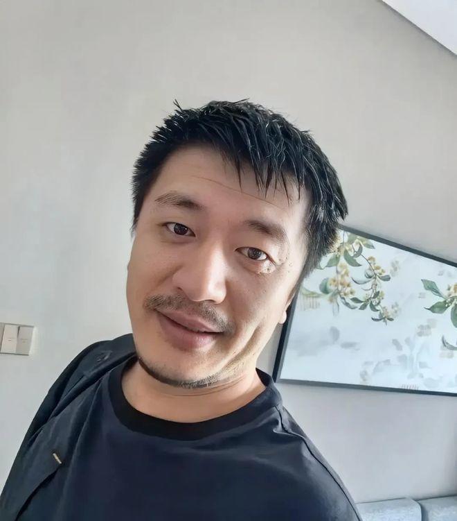 考研圈名师张雪峰因心源性猝死，41岁猝然离世让无数粉丝痛惜。曾号称一天7公里跑步