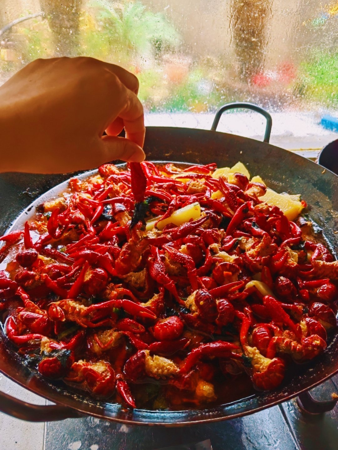 完蛋了！吃完龙虾🦞的代价去清理的路上，剩下的汤汁，一晃一晃滴在了裤鞋上