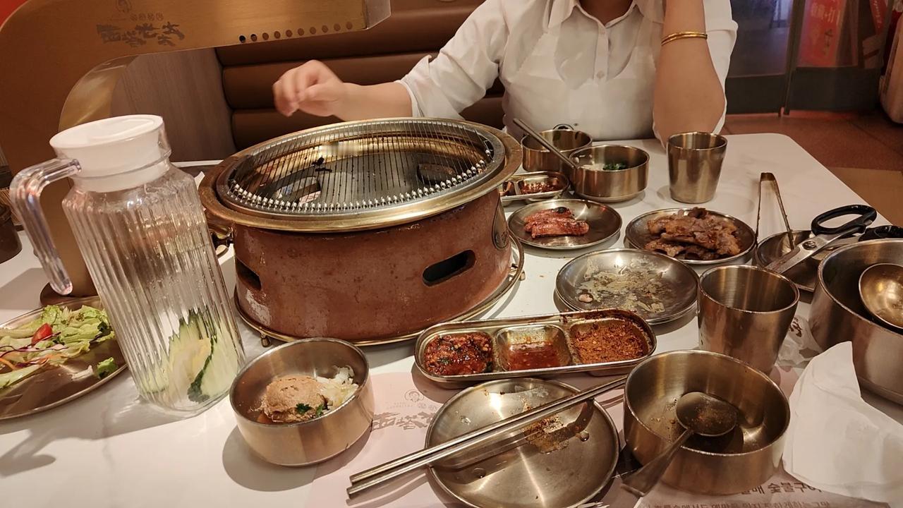 今日高中好友相遇，去吃西塔老太太烤肉。好友相聚，快乐无边。