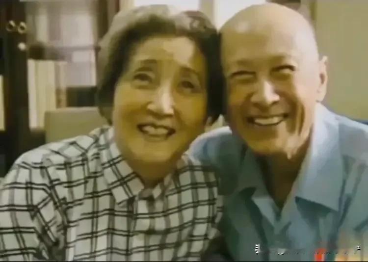 钱学森，钱老在生活中也是一个很幽默的人。
    在1992年，夫人蒋英过73岁