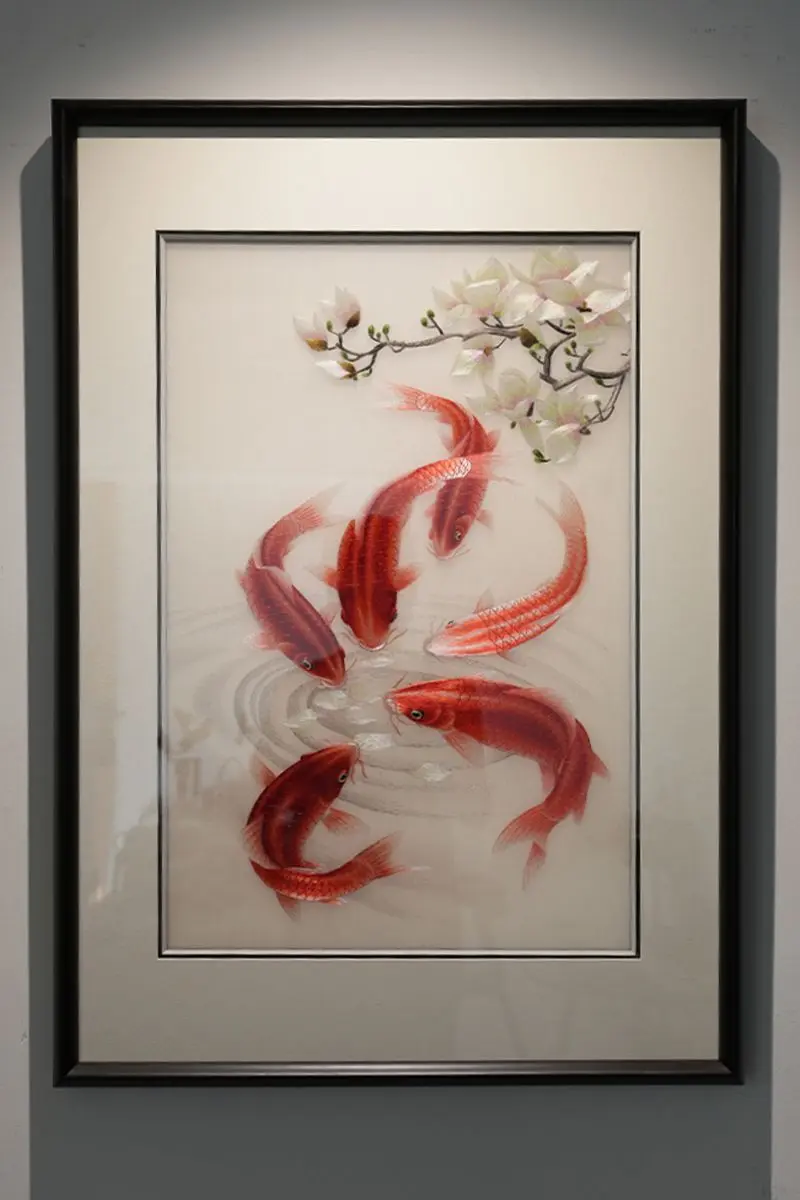 玉兰映红鲤，一框锦绣揽顺遂财福 素底栖芳枝，玉兰凝白，红鲤逐漪，六尾悠...