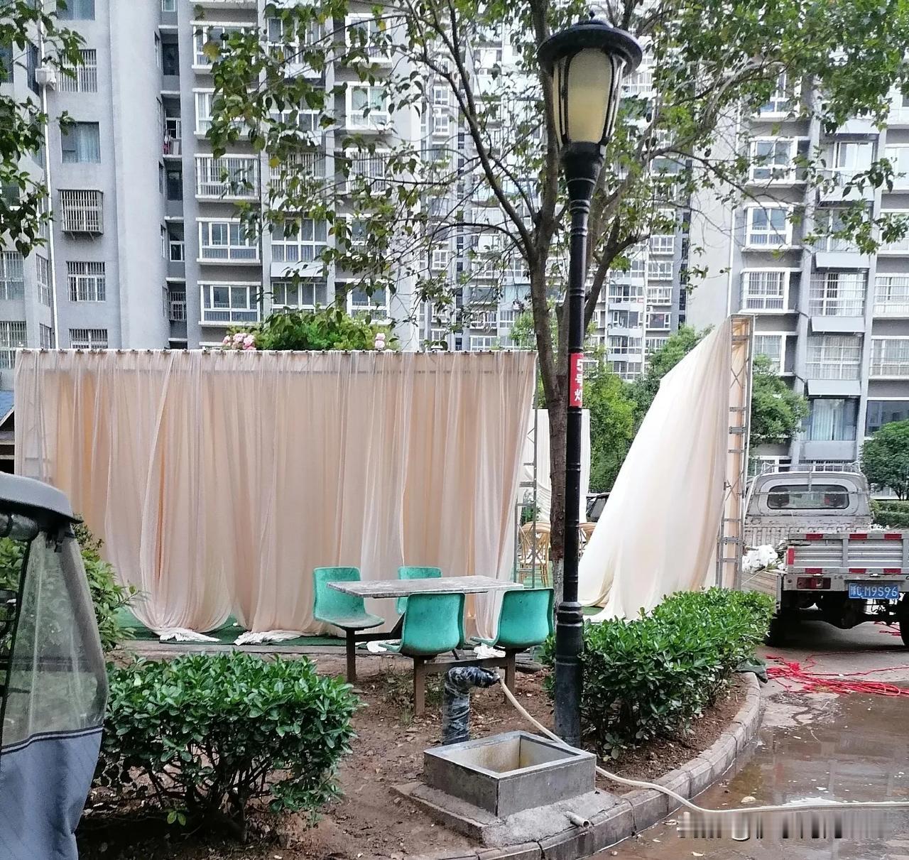 这是五一期间我们小区的婚礼现场，我咋不太喜欢这样的布置，难道是我老了，跟不上时代