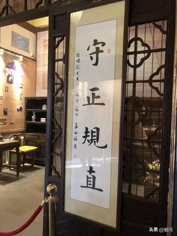 看到“立身德为首”这个上联，我第一反应就是对个跟爱国有关的下联。像那些爱国名言里