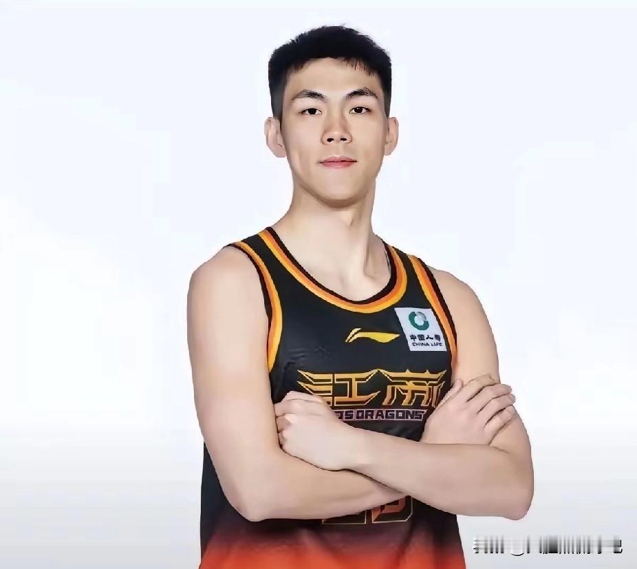 今晚庞铮麟跟赵继伟都不在状态啊。半场结束，庞铮麟只拿到了3分1板1助攻。赵继伟拿