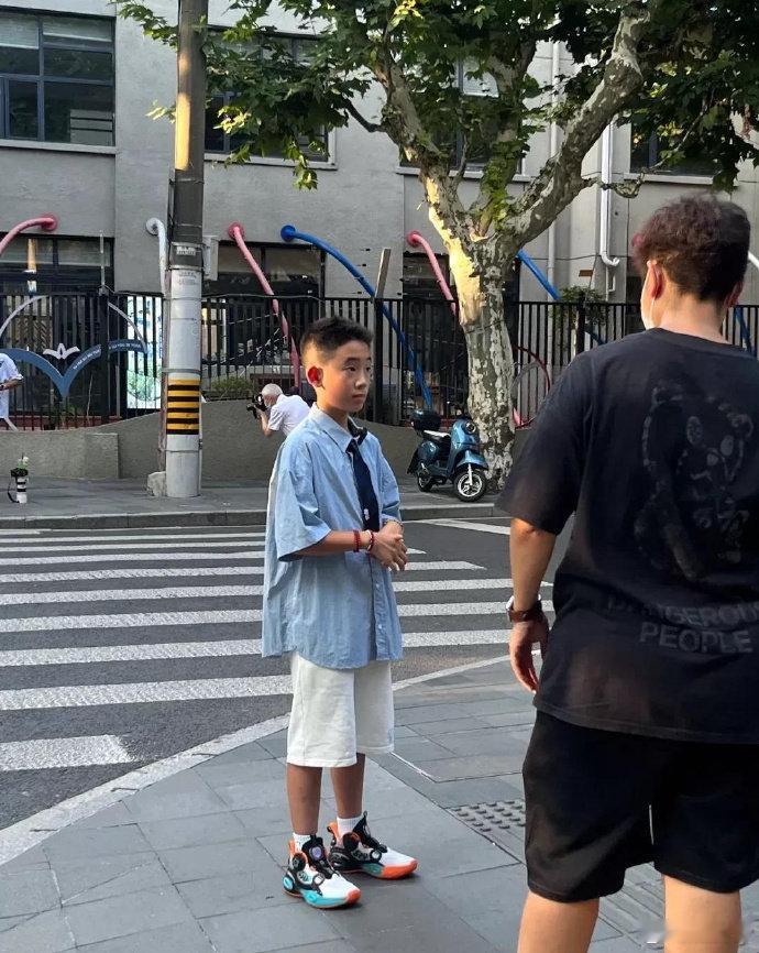 陈小春和应采儿真会教育儿子，给Jasper买的鞋子是二百多的国货鞋。Jasper