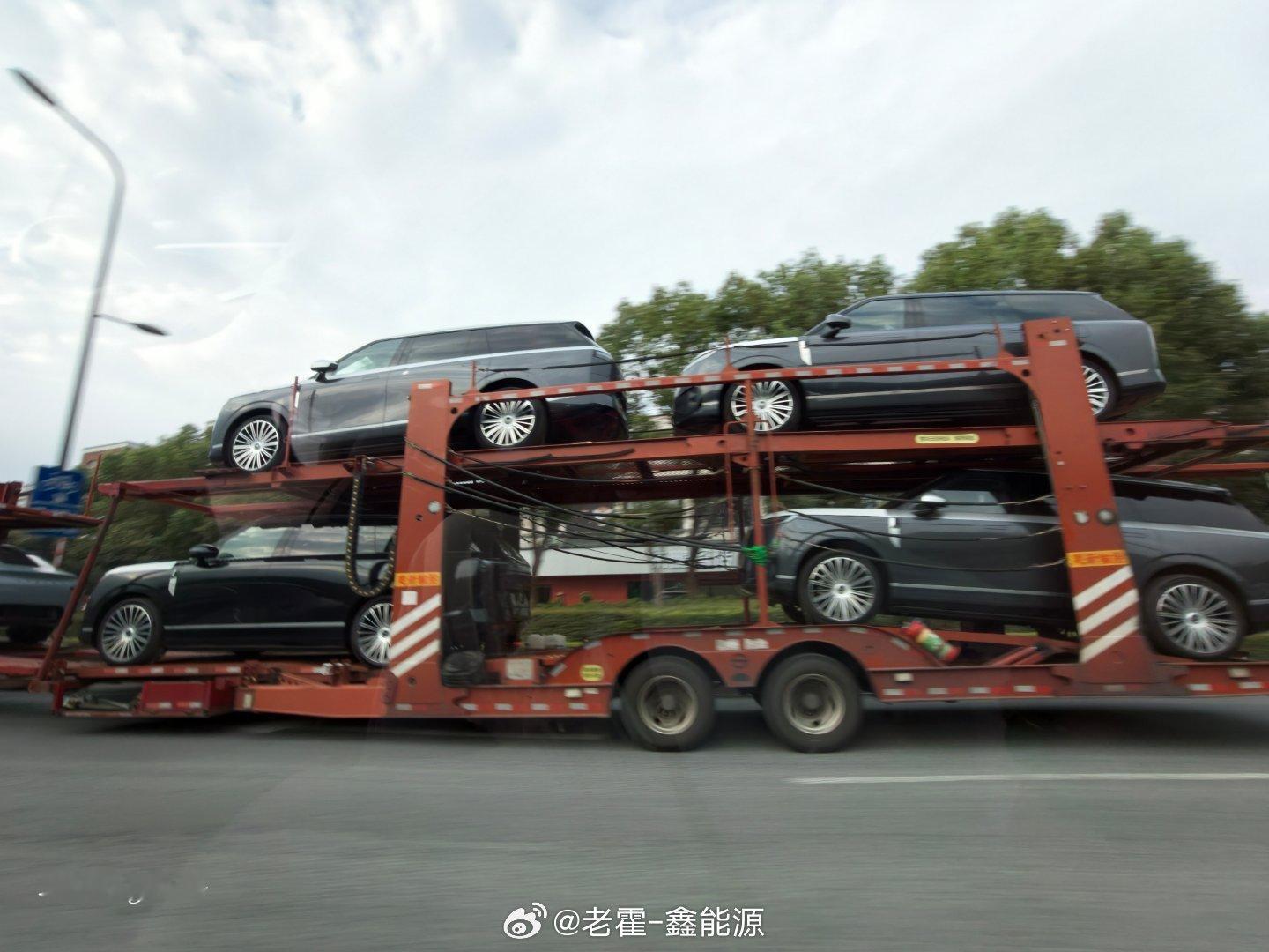 偶遇一车小鹏GX~小鹏的GX和G9L真心做的都很不错，绝对物超所值的车型，我个人