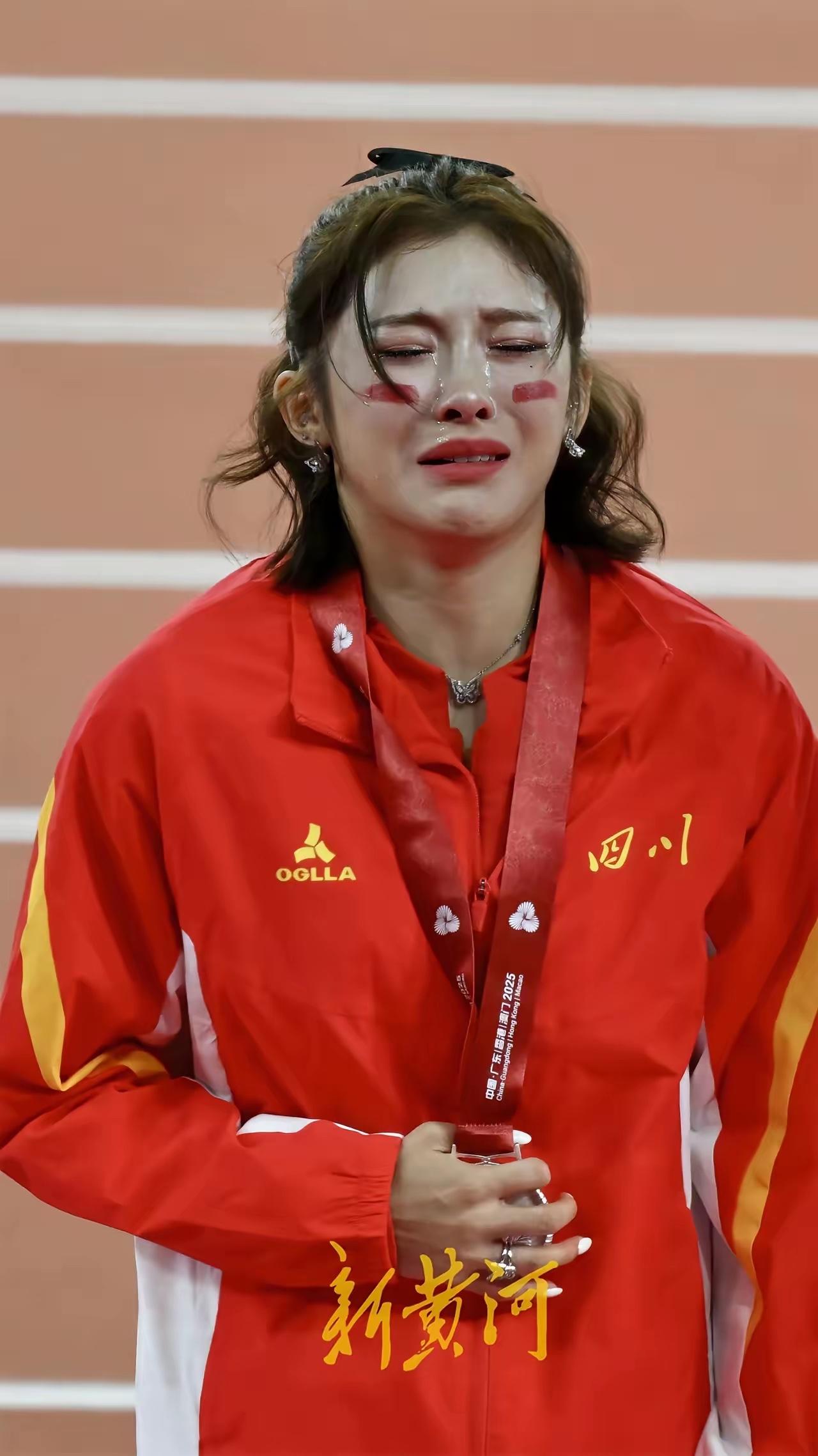 吴雨妮在颁奖现场还是崩不住哭了，三次全运会都没拿到金牌，伤心了。

为什么运动员