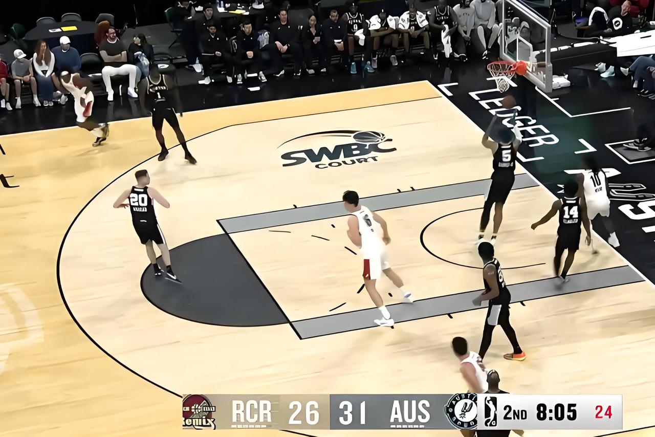 实力碾压，杨瀚森半场16+6+5+1+1，6中6，命中率100%。

今天上午八