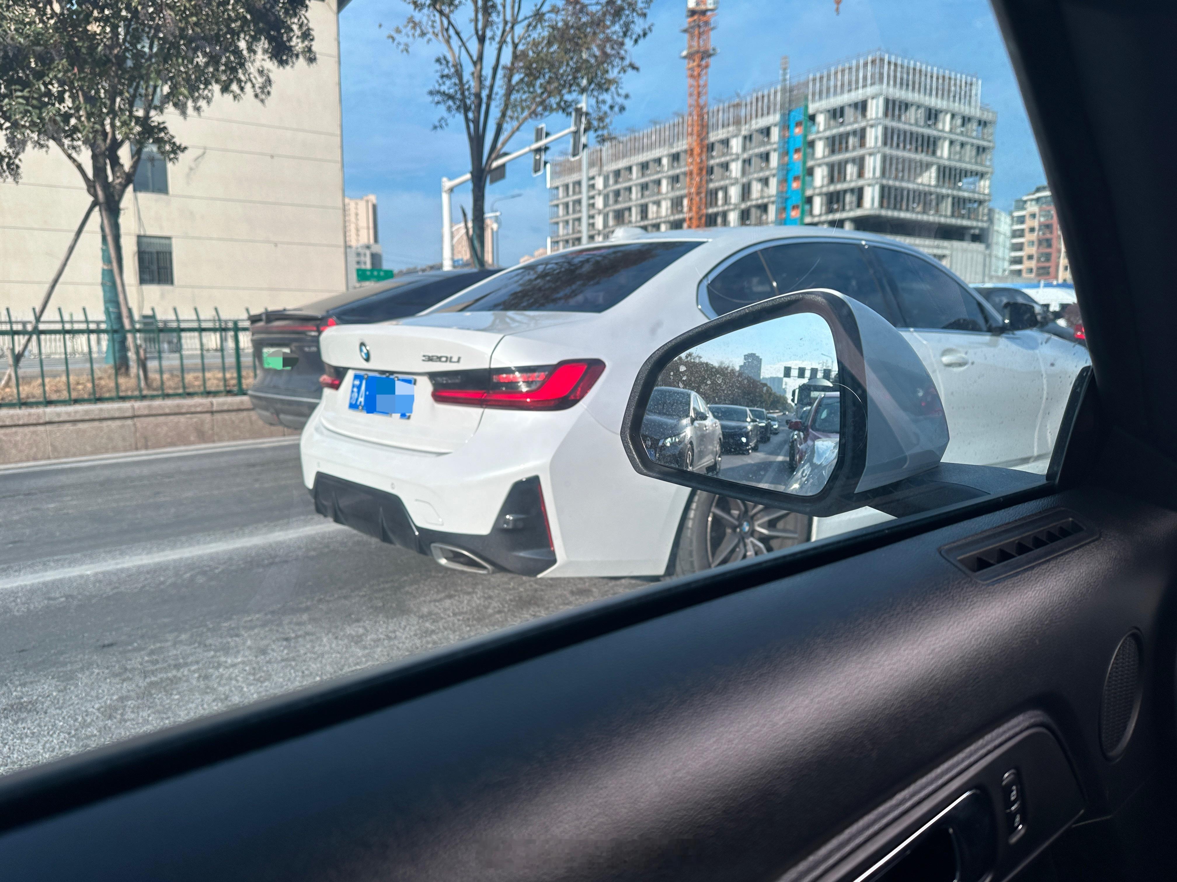 路遇一台320Li，也不知道车主看到现在宝马3系 的价格会作何感想，毕竟当年买3