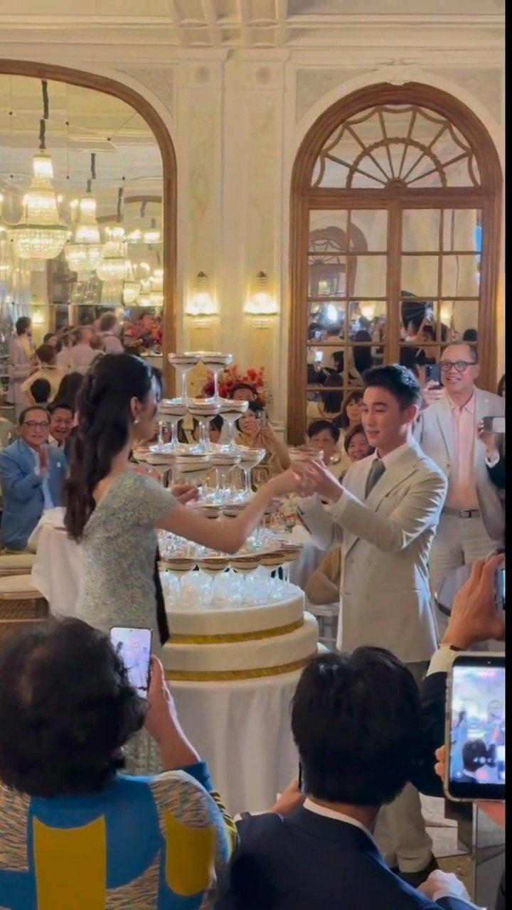 奚梦瑶主动拿了第一杯奚梦瑶帮何猷君拿杯子奚梦瑶主动拿了第一杯，何猷君表情示意，奚