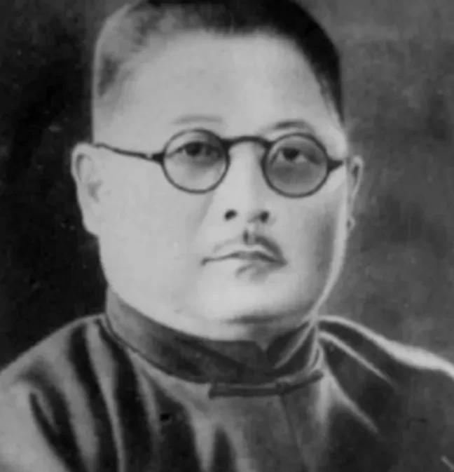1934年，吉鸿昌壮烈牺牲，妻子卖掉房产为他赎回遗体。然而，在丈夫的衣服口袋里妻