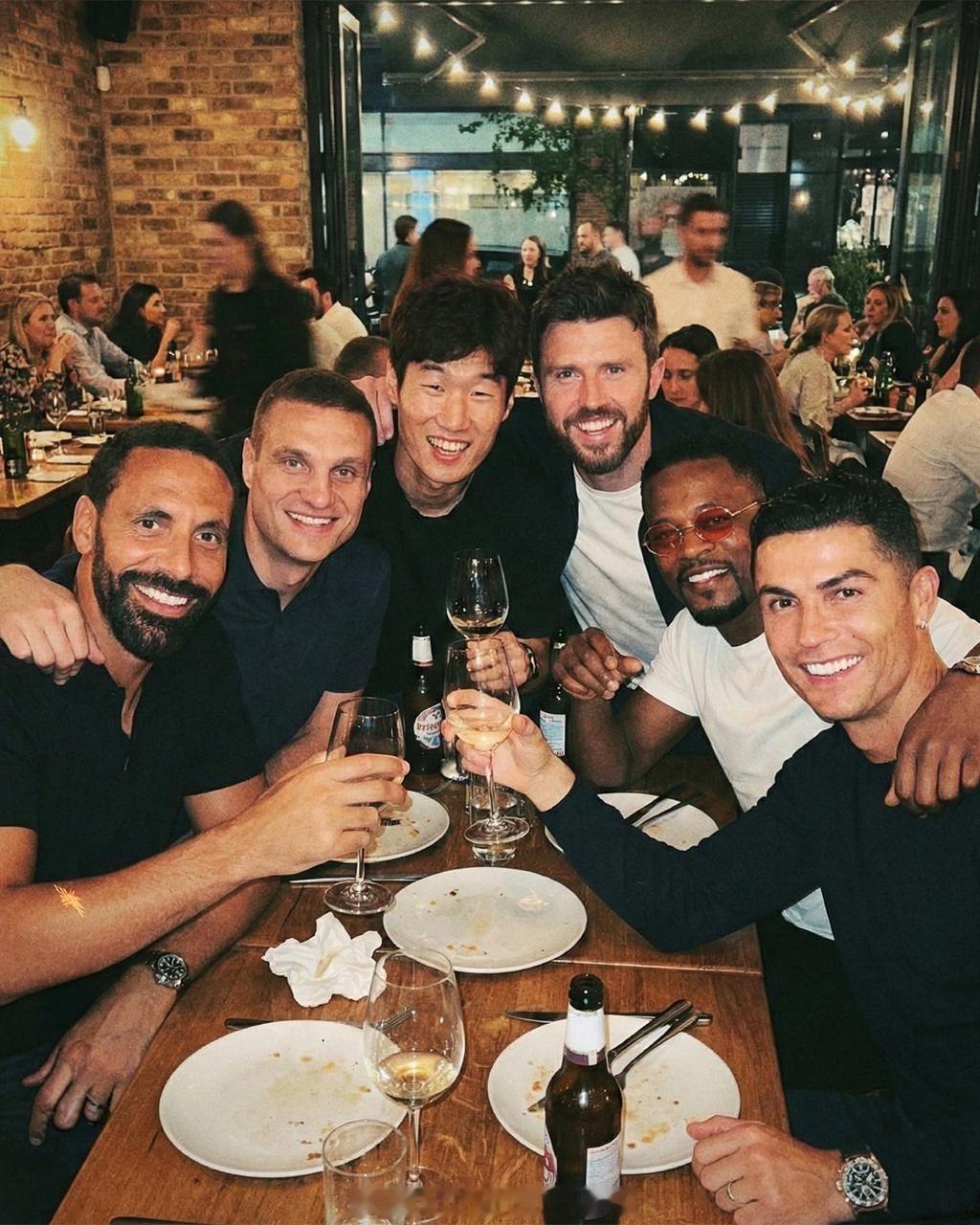 费迪南德发的合影，这个人员配置啥时候拍的？ 