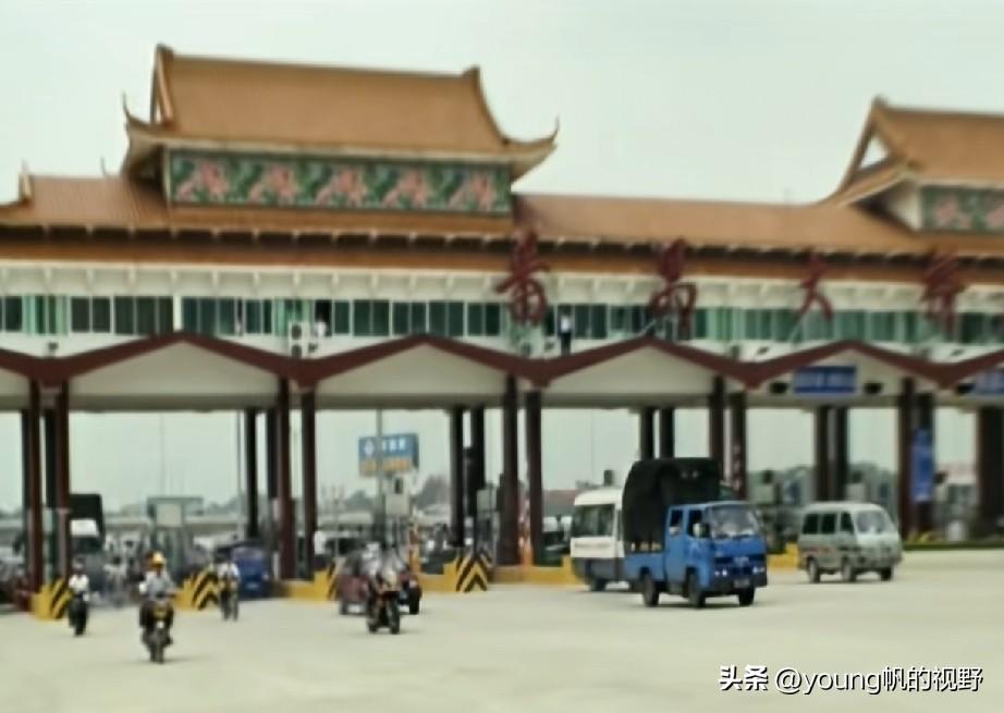 广州的华南快速一期岑村至土华立交路段终于实行免费了。无数广州车主盼了多年的心愿，