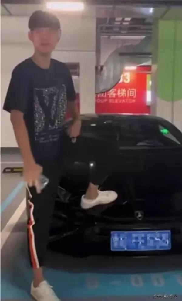 脚踩兰博基尼的15岁小网红，不敢嚣张了！主动找车主告饶求和！此前曾多次挑衅威胁车
