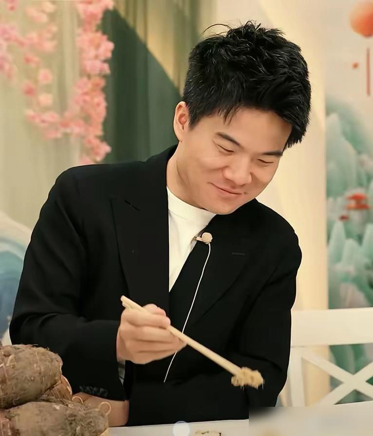 都说“与辉同行”直播间不怕监督，还能“倒逼提升”品质。这话听着敞亮，可看看最近这