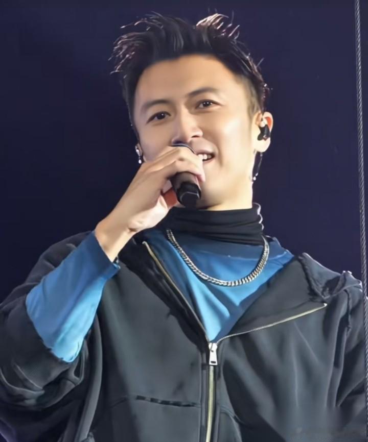 谢霆锋估计是有点缺钱吧！ 他爸才走， 他演唱会一场一场的开，就是为了给王菲送生日