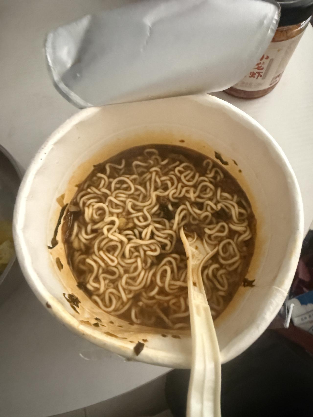 一桶泡面，一个蒸红薯，这个吃一口，哪个吃一口，人间美味！