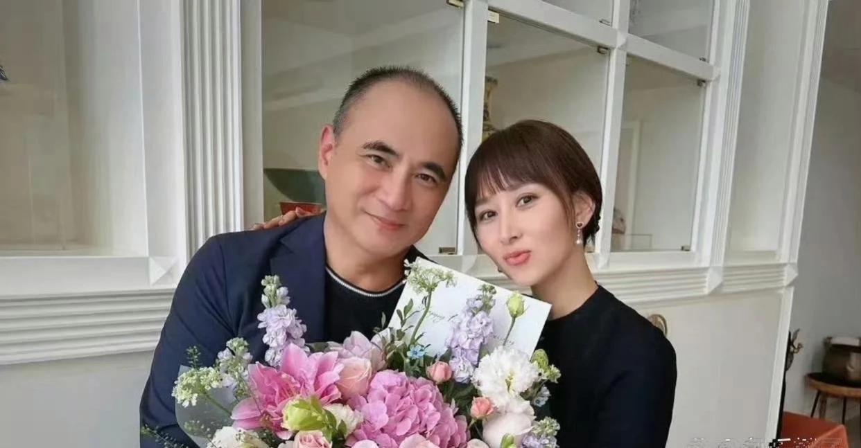 45岁的胡静保养得真好，和老公一起合照，疑似父女俩！