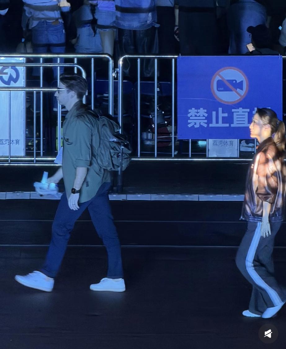 谢婷婷飞到深圳助阵谢霆锋的演唱会，走路弯腰驼背，好老了！

3月22日晚上，谢霆