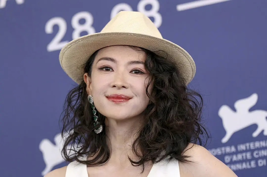 以后85花老了之后能像章子怡这样优雅就很不错了 ​​​