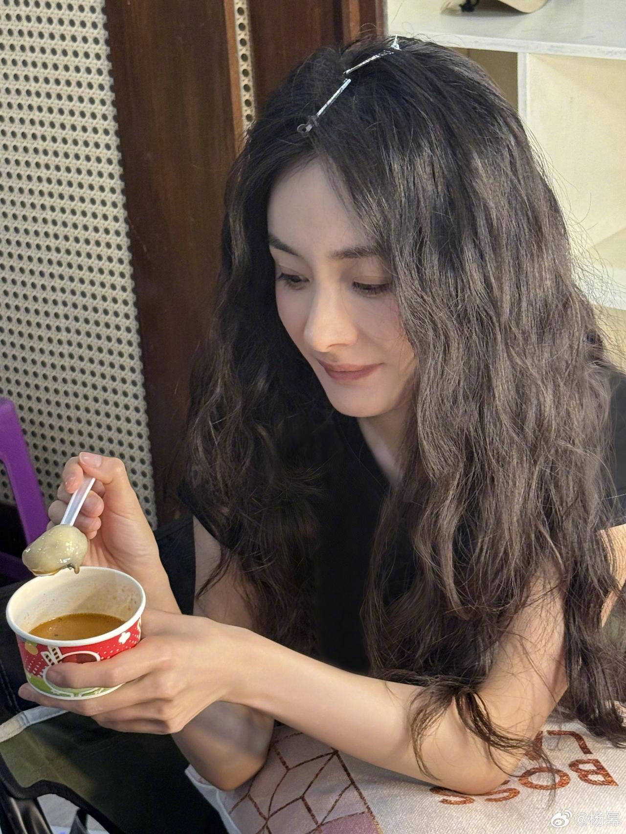 近日发布的素颜状态，皮肤Q弹，白皙，紧致，真的完全不像40岁的人[机智]