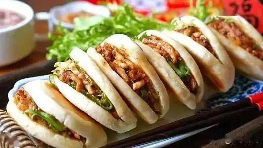 灵宝肉夹馍是我们三门峡的特色小吃之一了。很多人喜欢吃灵宝油酥饼，还有的人喜欢吃白