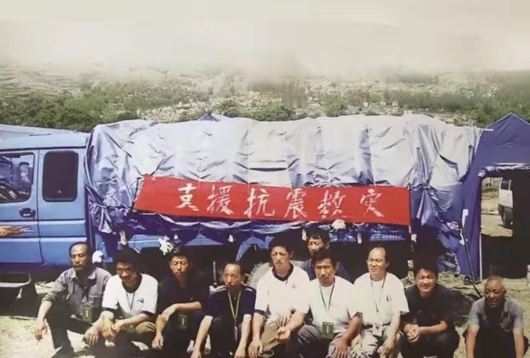 三轮车锈了，

国家博物馆还留着它；

没人喊他们英雄，

可名单盖着国务院红章
