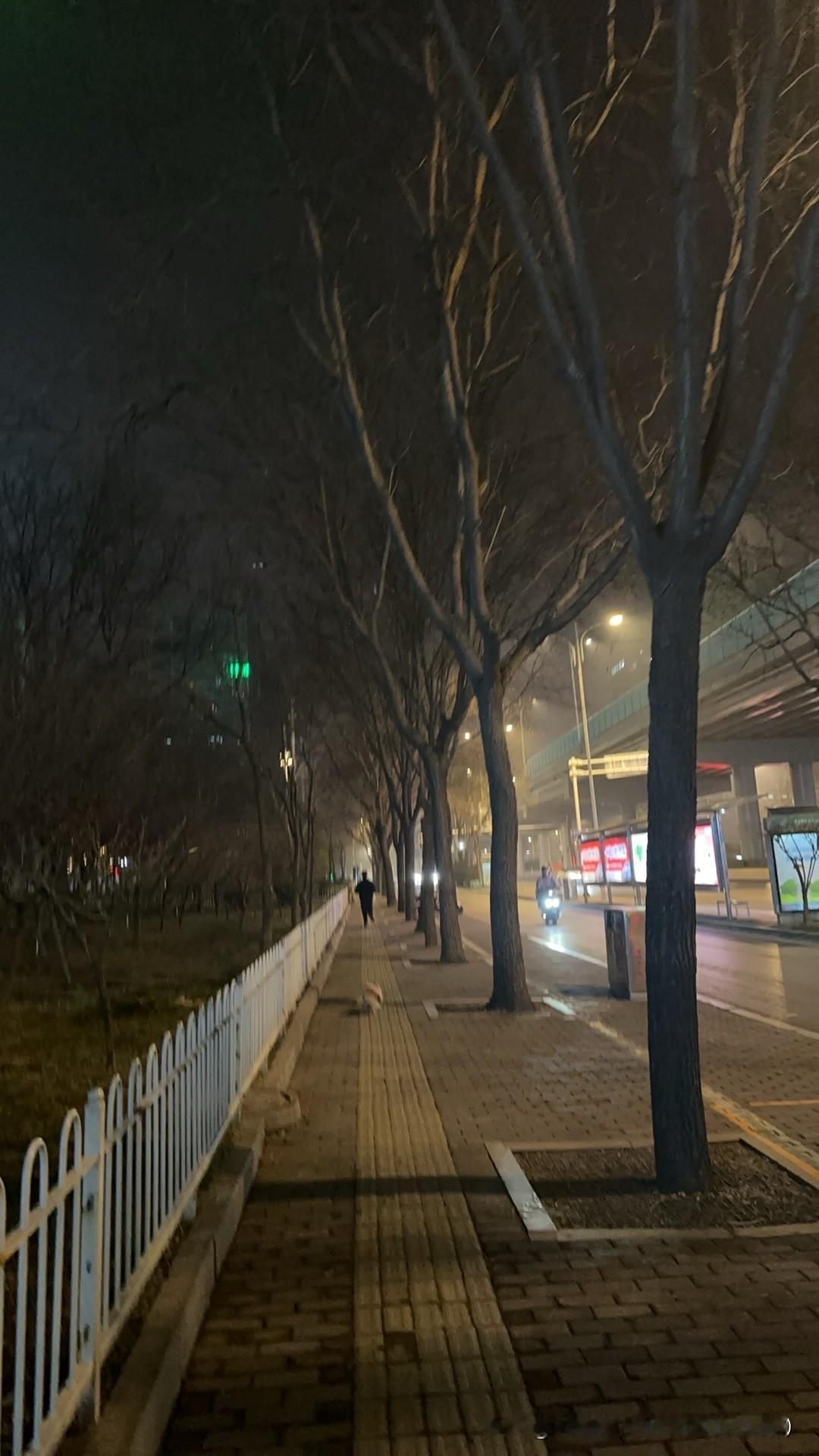 在楼下看灯关不敢回家，感受那真是复杂得很。我之前租住在老居民楼，楼道声控灯忽明忽