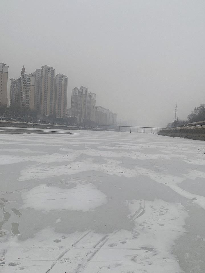 分享一下你随手拍下的照片落雪了，细绒绒的雪片慢悠悠地飘下来，落在冰冻的大河上。河