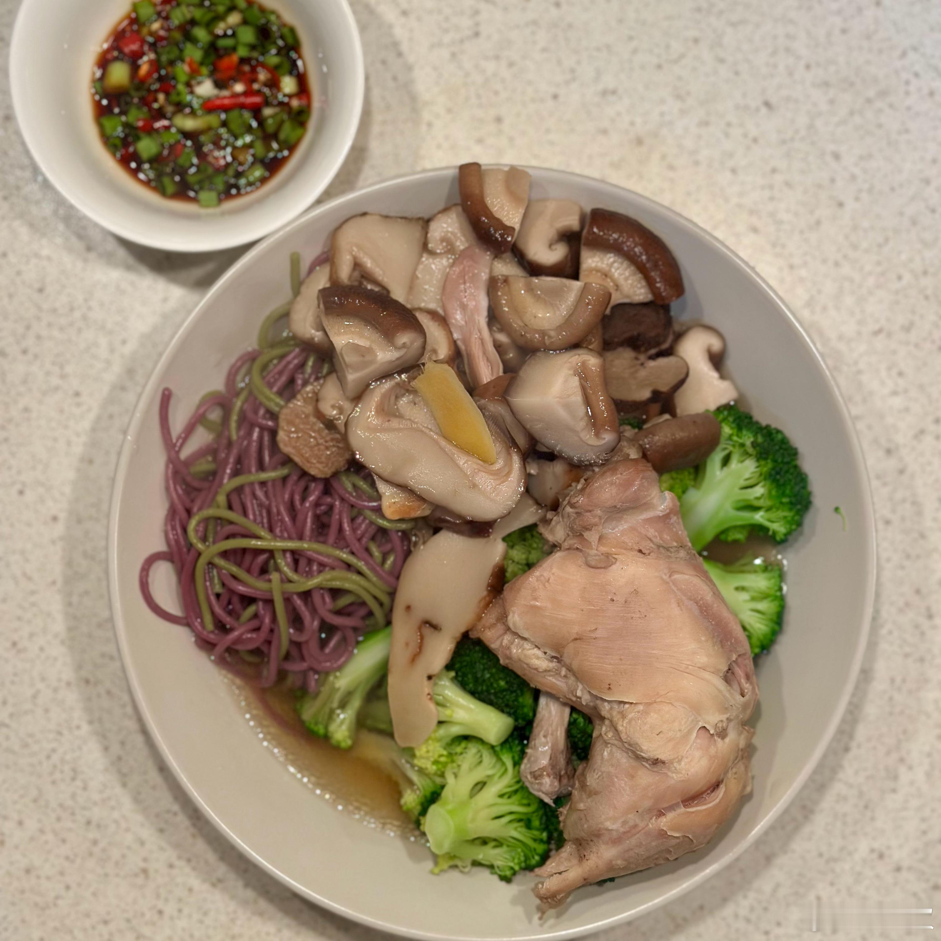 晚餐。用香菇、老人头和干松露炖去皮鸡腿。另外烫点西兰花，煮点蔬菜面，配个小米辣生