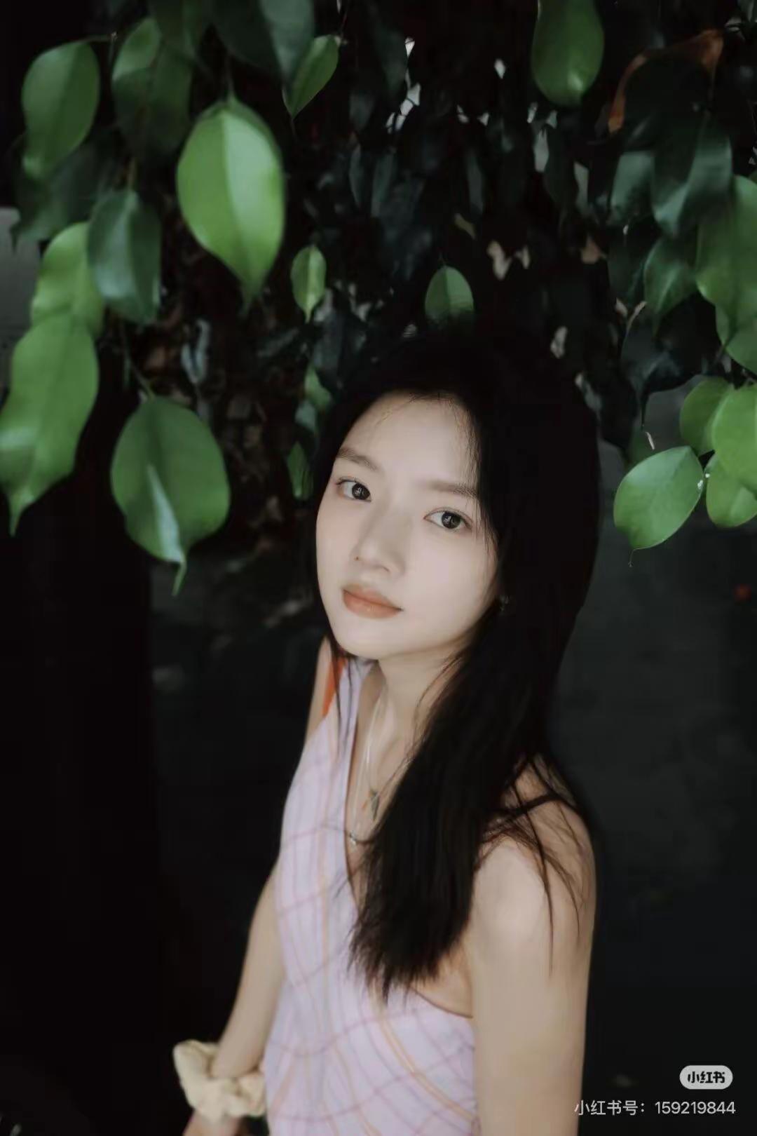 任敏发了个伦敦旅行Vlog。
全网炸了。
只因说了一句：十年前，我考上了中戏，同