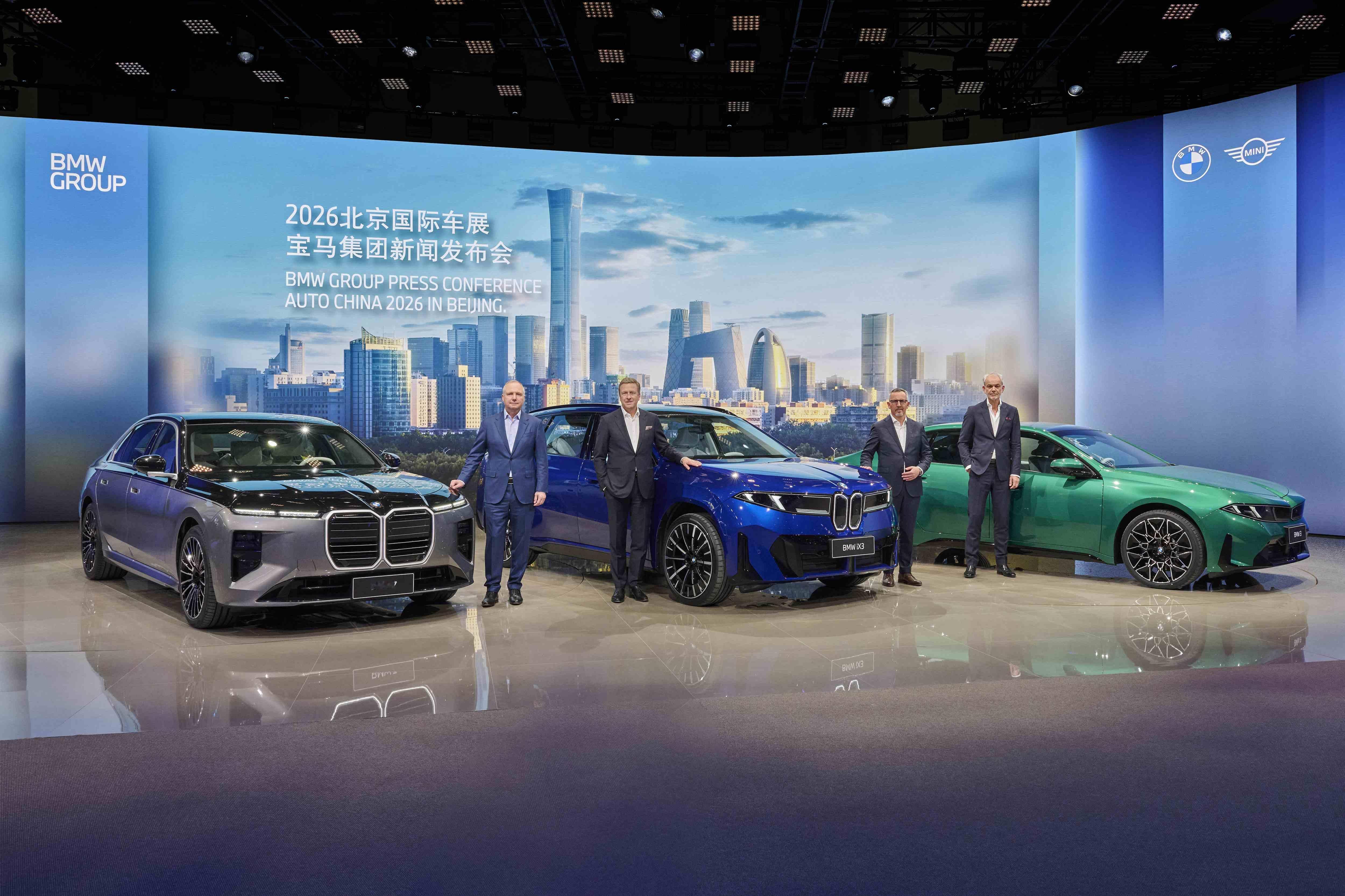 今天逛北京车展，宝马展台我觉得有个很明显的信号，不是简单摆了16款首秀车型出来热